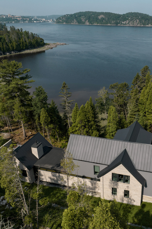 Sur Le Ruisseau : Architecture Durable au Cœur du Québec Boréal