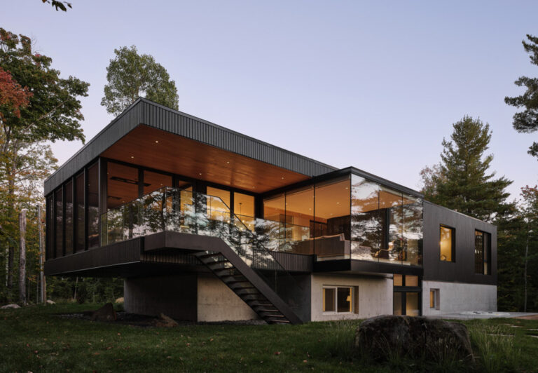 Maison contemporaine entre lac et forêt au Québec