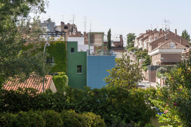 Une maison intergénérationnelle durable et moderne à Madrid