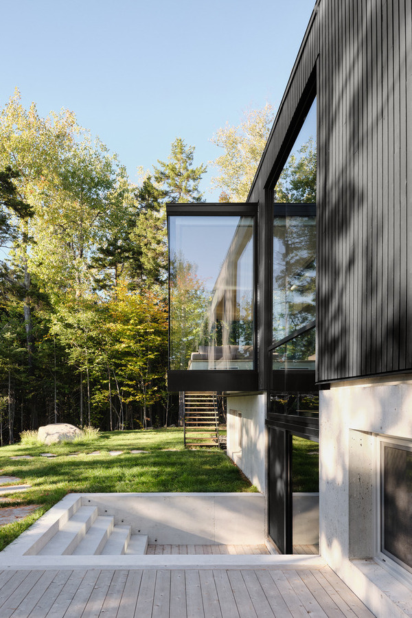 Maison contemporaine entre lac et forêt au Québec