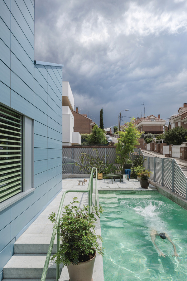 Une maison intergénérationnelle durable et moderne à Madrid