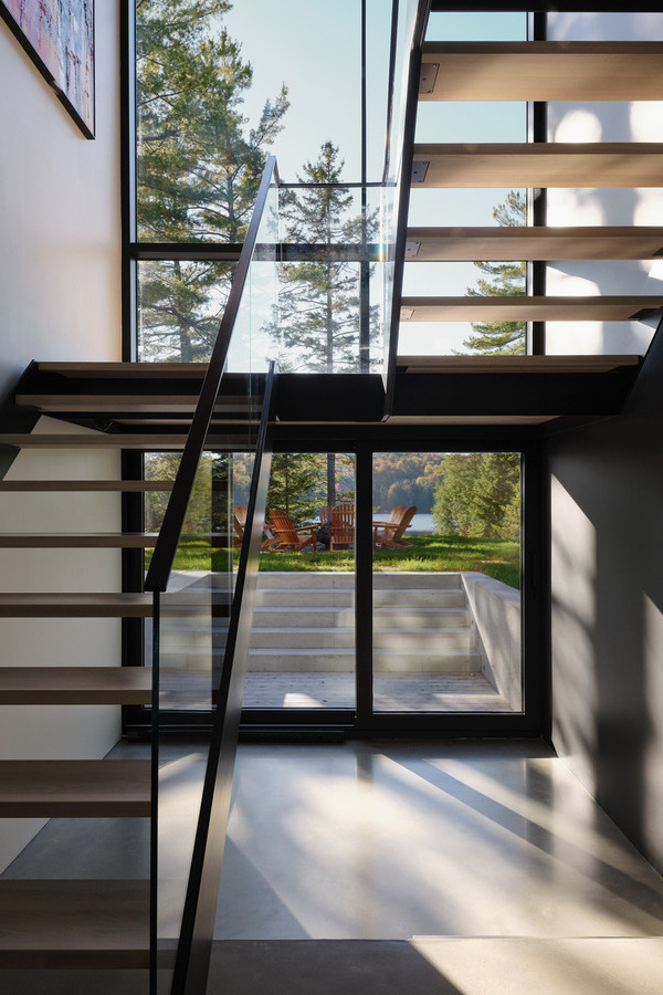 Maison contemporaine entre lac et forêt au Québec