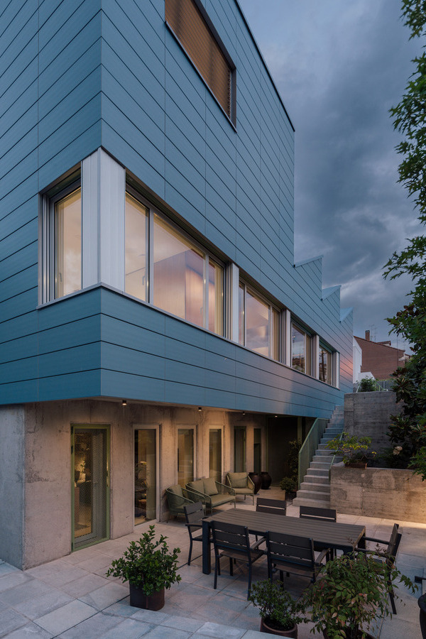 Une maison intergénérationnelle durable et moderne à Madrid