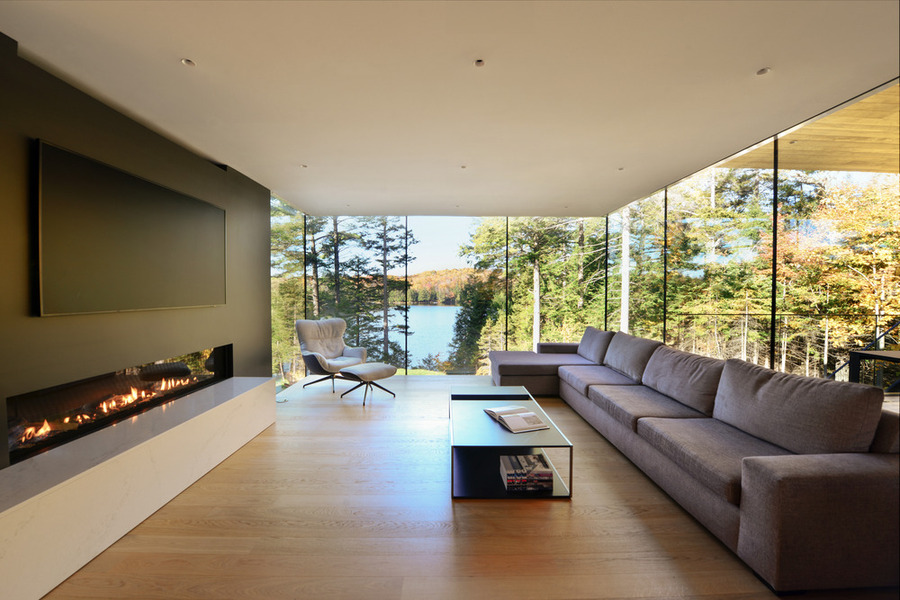 Maison contemporaine entre lac et forêt au Québec