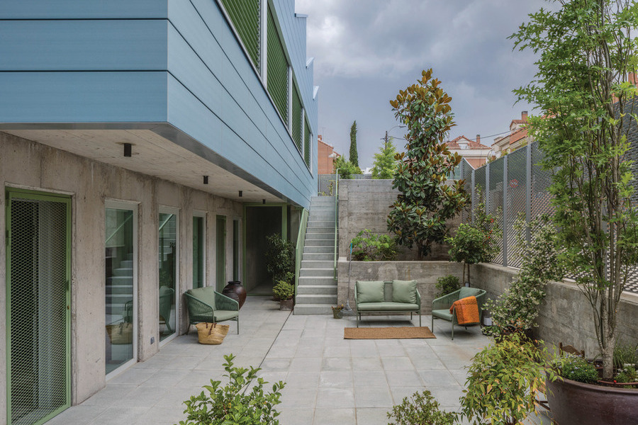 Une maison intergénérationnelle durable et moderne à Madrid