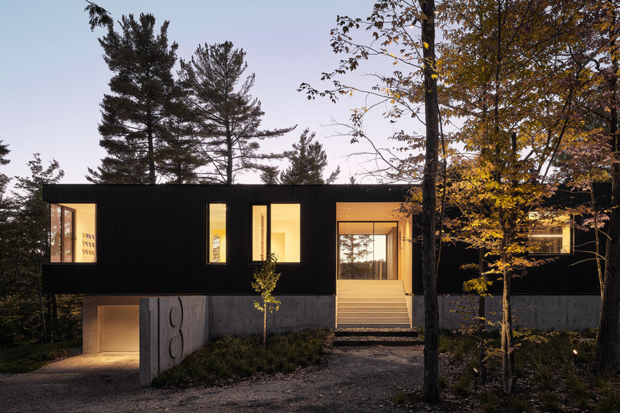 Maison contemporaine entre lac et forêt au Québec